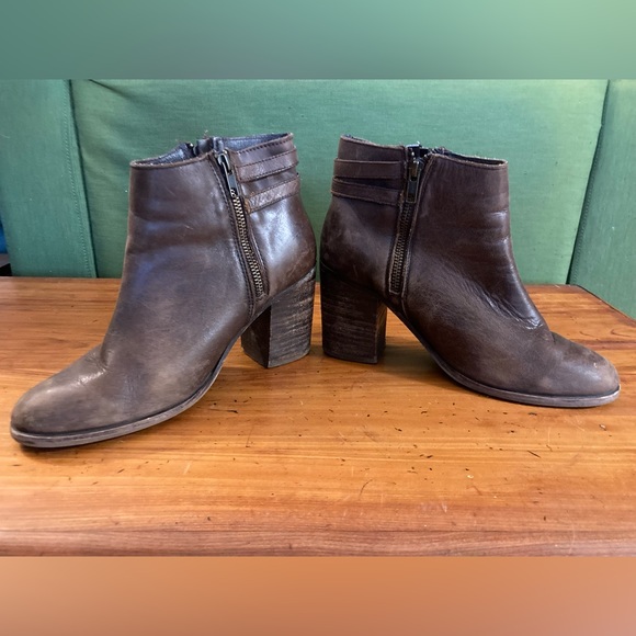 Brown leather boots - Picture 3 of 3